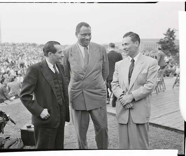Rep. Vito Marcantonio, singer Paul Robeson, and Rep. Leo Isacson meet prior to addressing crowd_Image 2 of 3