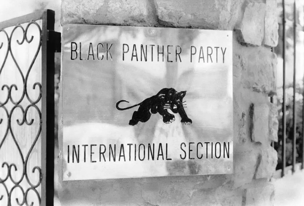 Plaque à l'entrée du siège du Black Panther Party en Algérie.