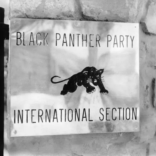 Plaque à l'entrée du siège du Black Panther Party en Algérie.